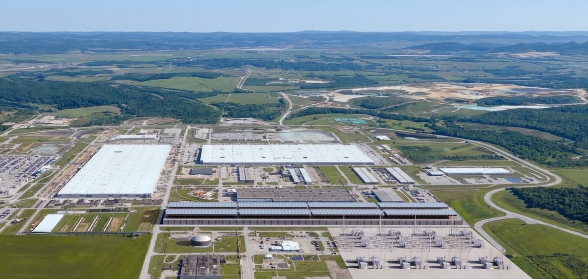 Luchtfoto van de PORTS-Pike Technology Campus in Pike County, Ohio, met daarin een render van het geplande datacenter: een langgerekte hal met daarnaast een groot eigen onderstation, omringd door de bestaande fabriekshallen van de voormalige uraniumverrijkingsfabriek